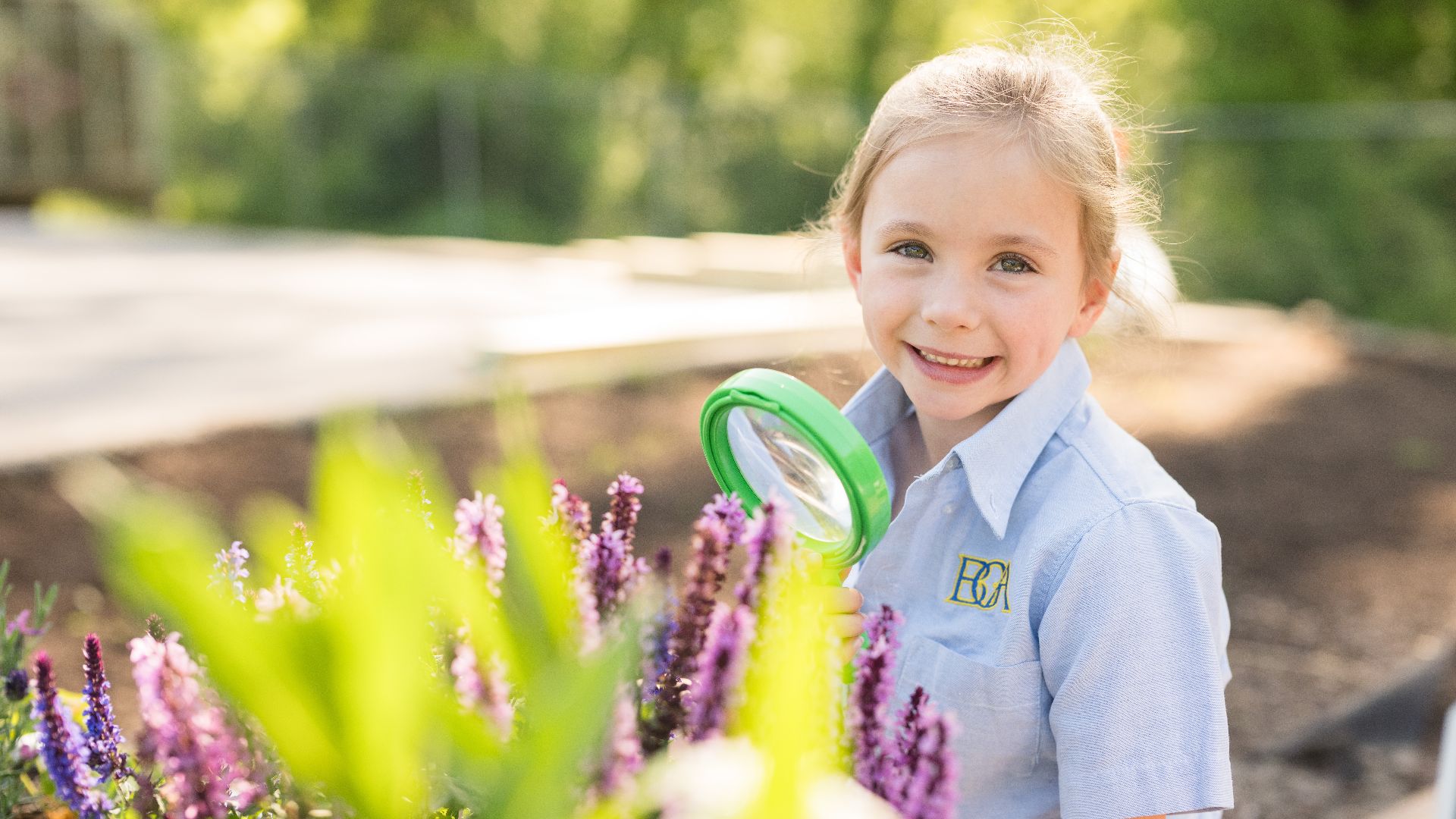 photo og girl in garden